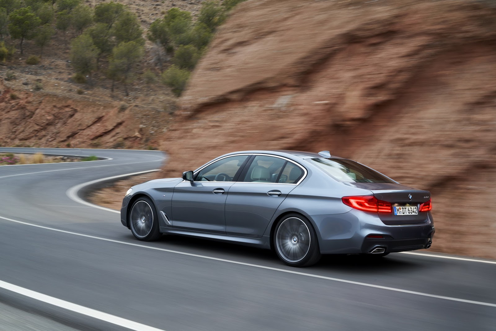 2017-BMW-5-Series-46.jpg