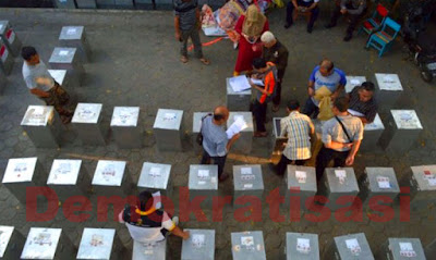 Tahap proses demokratisasi Gambar ilustrasi Tahap proses demokratisasi