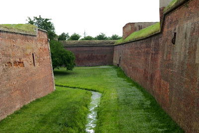 תעלות וחומות מבצר טרזין העתיק