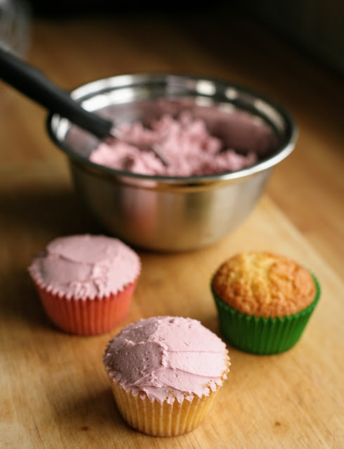 Hallowe'en Zombie Brains Cupcakes, the perfect addition to your party! www.goodfoodshared.blogspot.com