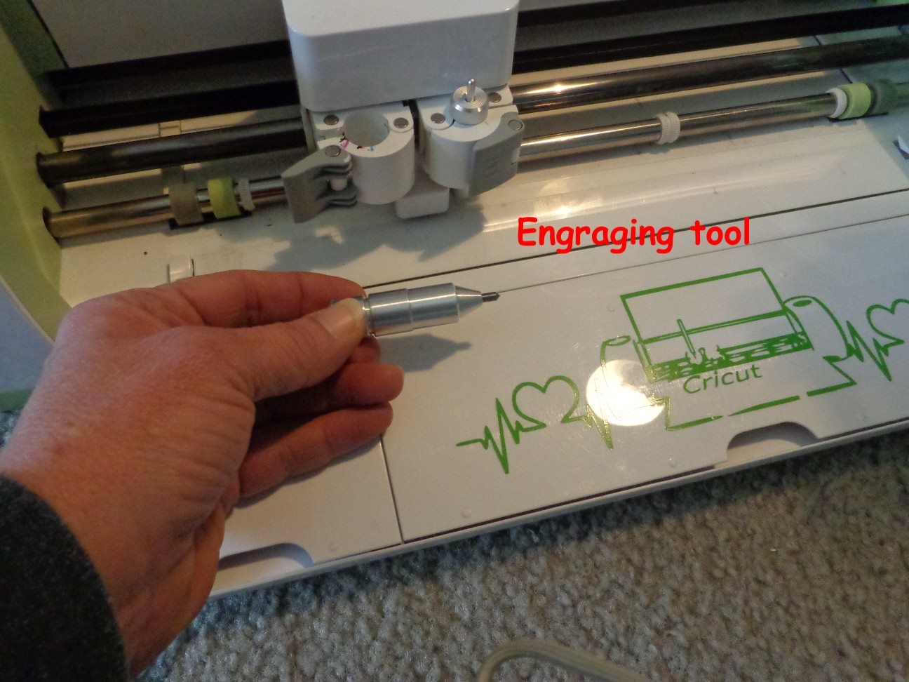 Amy Chomas Engraving glass with the Chomas Creations engraving tip