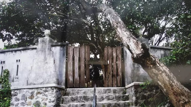 Kisah Maling Sakti di Jawa Timur, Kepala dan Jasad Tubuhnya Dimakamkan Terpisah Kisah Maling Sakti di Jawa Timur, Kepala dan Jasad Tubuhnya Dimakamkan Terpisah