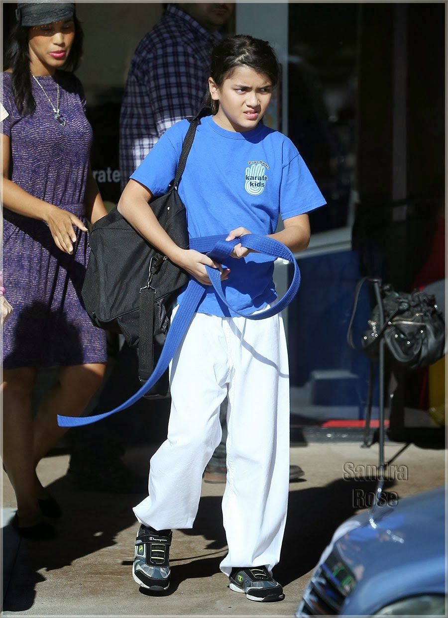 [FOTOS] Blanket Jackson saindo do karatê Setembro de 2013 MJFans BR