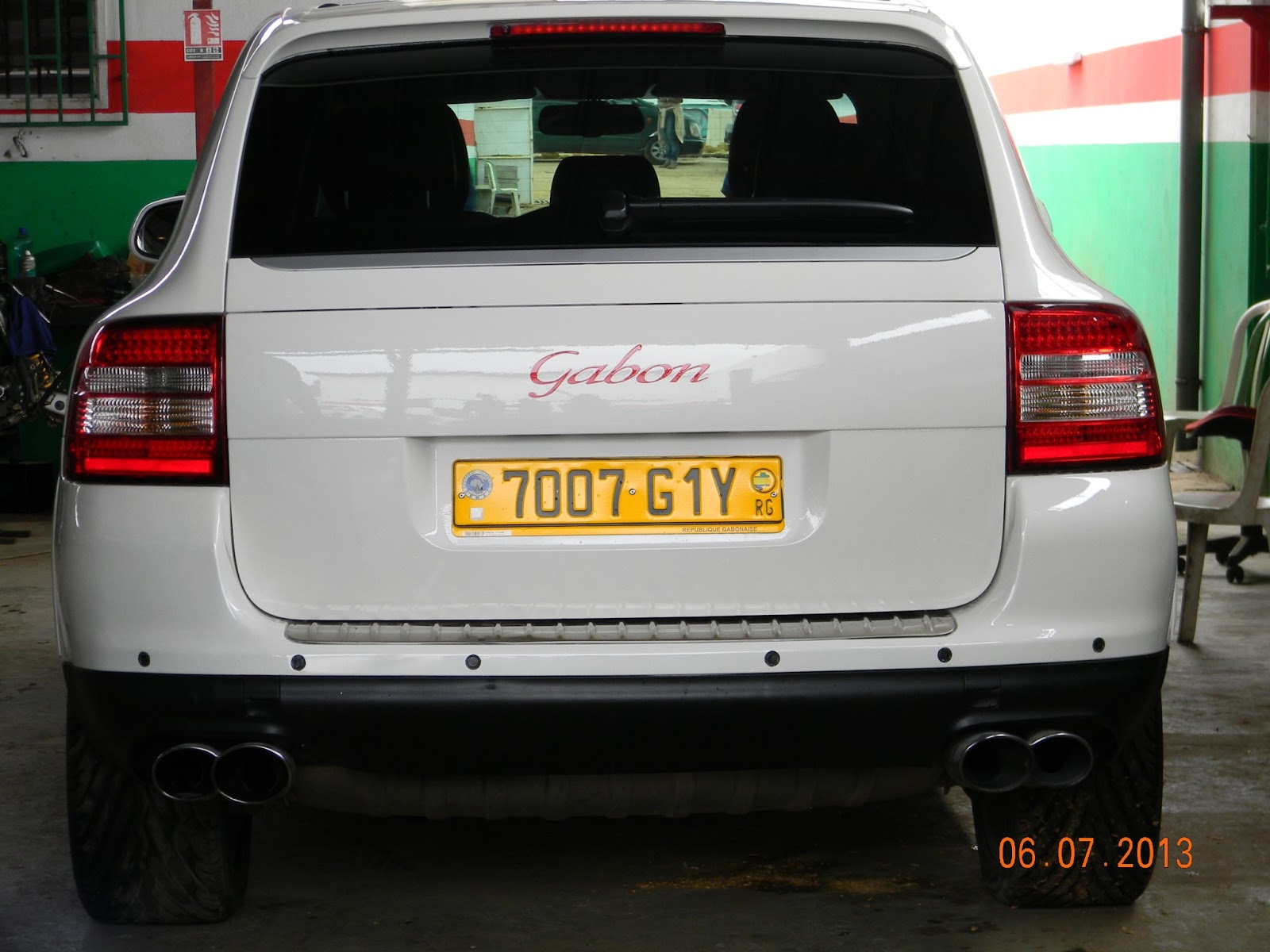 GARAGE FÉDÉRAL LIBREVILLE PEINTURE PORSCHE CAYENNE CHANGEMENT DE TEINTE DU NOIR AU BLANC