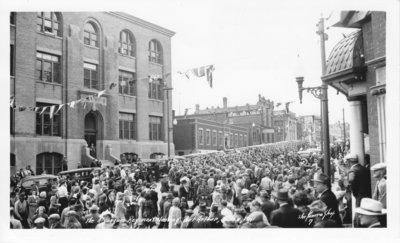 The Algonquin Regiment leaves Port Arthur, Canada 4 June 1941 worldwartwo.filminspector.com