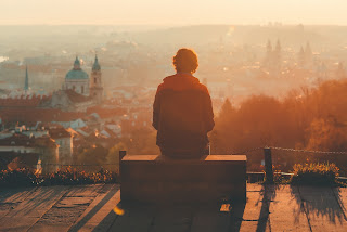 Un om care stă pe gânduri... - imagine de Lee Key - unsplash.com Un om care stă pe gânduri... - imagine de Lee Key - unsplash.com