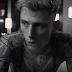 Machine Gun Kelly libera o clipe da faixa "LATELY"; confira