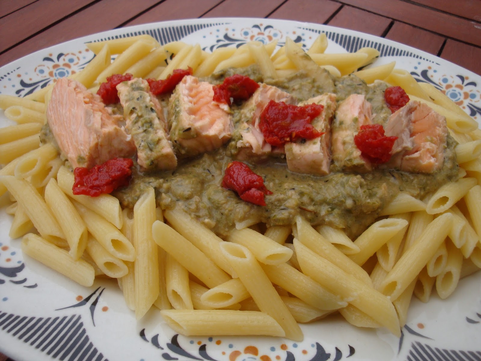 Pâtes au pesto aux oignons doux et saumon