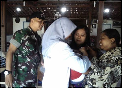BABINSA BANARAN DAMPINGI PETUGAS KESEHATAN GIAT PIN POLIO