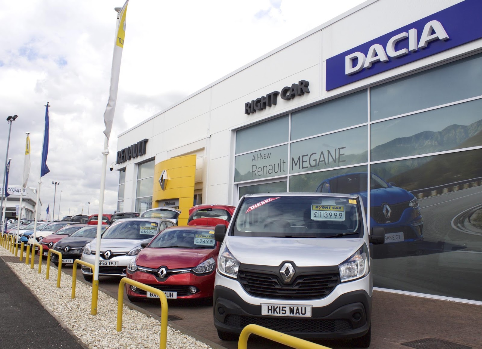 The Motoring World: New Renault and Dacia dealership opens in Grimsby