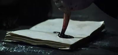 Harry Potter destrozando el diario de Tom Riddle