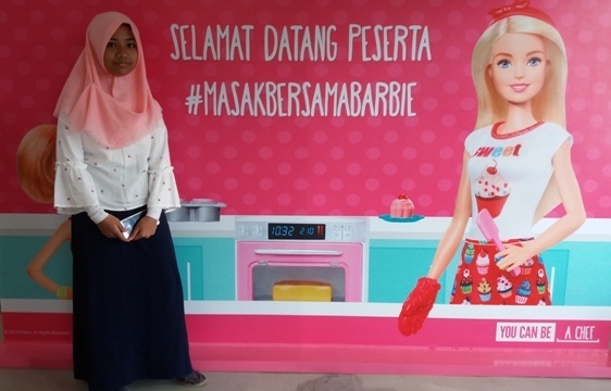 teteh rafa shahira sebagai peserta masak bersama barbie chef stella lowis di almond zucchini cooking studio jakarta nurul sufitri blogger