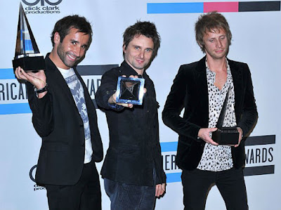 Biografi Lengkap Band Muse Biografi Lengkap Band Muse Muse pertama kali di bentuk pada tahun 1994. Anggota Muse bermain selama mereka tinggal di Teignmouth Community College pada awal 1990-an, namun pembentukan Muse dimulai ketika Bellamy berhasil mengikuti audisi untuk gitaris di band Dominic Howard. Mereka meminta Chris Wolstenholme - yang bermain drum pada saat itu - untuk belajar bermain bass untuk band, Wolstenholme setuju dan mengambil pelajaran itu, sementara Bellamy harus menjadi penyanyi dan penulis lagu untuk band. Nama band pertama Bellamy dan Howard adalah Gothic Plague, Fixed Penalty, dan setelah itu Rocket Baby Dolls. Dengan image gothic untuk bersaing dalam petarungan antar band. Dan tak lama setelah itu, mereka mengganti nama menjadi Muse, berpindah dari Teignmouth Nama "Muse" itu terinspirasi oleh guru seni Matthew Bellamy yang menyebutkan kata "Muses". Bellamy kemudian mencarinya di kamus dan memutuskan untuk memendekkannya menjadi "Muse". Ini juga digunakan karena pendek dan mereka merasa terlihat bagus di poster. Anggota band ini terdiri dari tiga orang, yaitu Matthew Bellamy (vokal, gitar, piano, keytar), Chris Wolstenholme (bass, backing vokal, keyboard, gitar) dan Dominic Howard (drum, perkusi). Muse memiliki genre musik yang memadukan rock, rock progresif, musik klasik, dan elektronika. Setelah beberapa tahun membangun