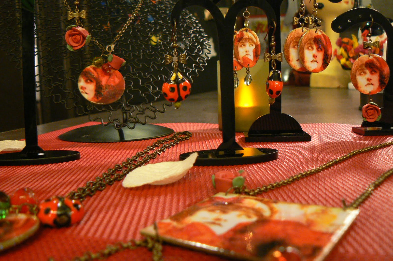 Nadia Frenska Bienvenue à Fibuline au Pays des Lunes....