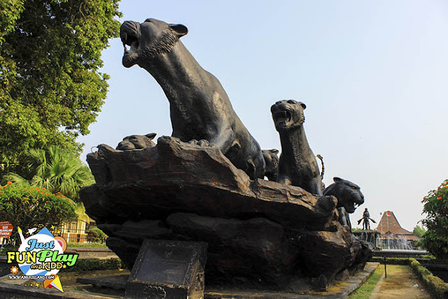 patung macan