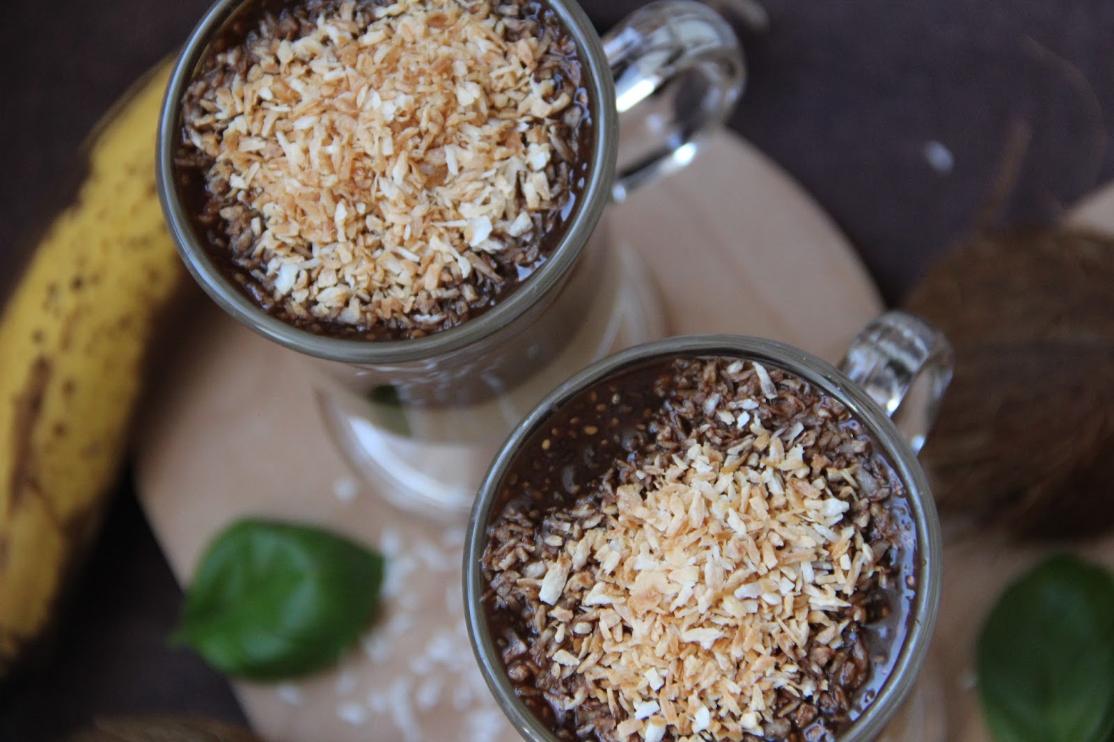 Kawowy pudding chia z bananem i masłem orzechowym