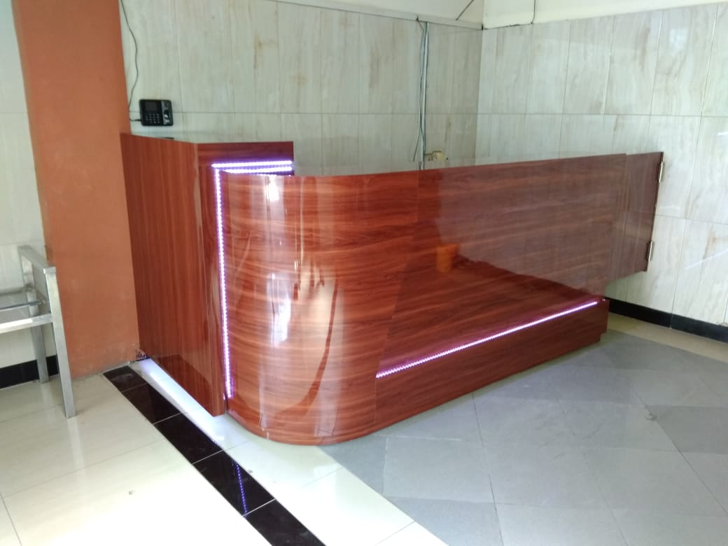 Meja Resepsionis Minimalis dan Office Furniture di Jakarta Mozaik