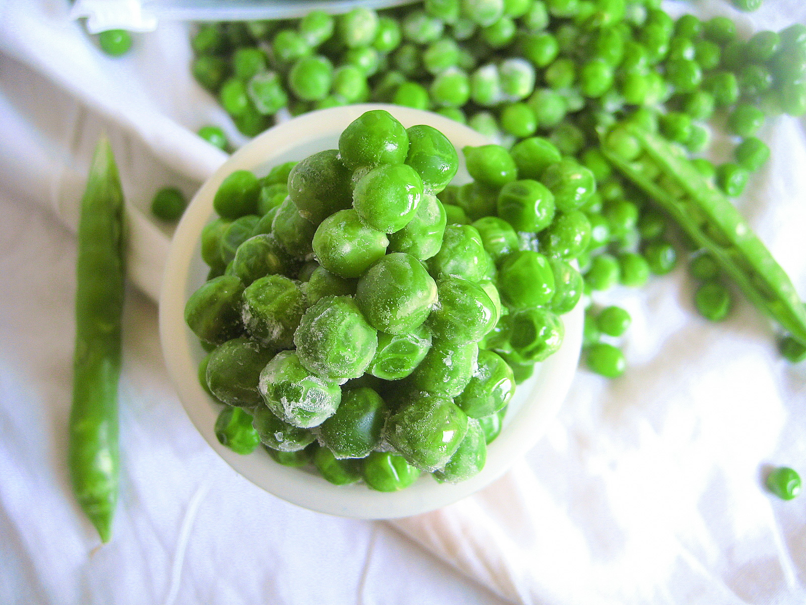 Блюда с зеленым горошком. Зеленый вареный. Горох это овощ. Pea shot. Frozen peas.