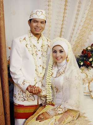 Model Busana Kebaya Modern terbaru Model Busana Kebaya Modern terbaru
