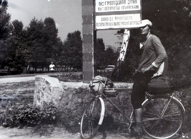 Молдавия велосипедист граница старое фото