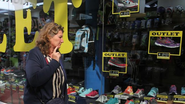 Estudio consultora Delfos: desde la asunción de Mauricio Macri, cada vez son más personas las que descienden y dejan de pertenecer a la clase media.