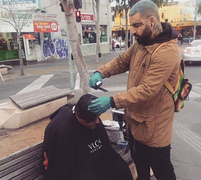 O barbeiro que cuida dos sem-abrigo