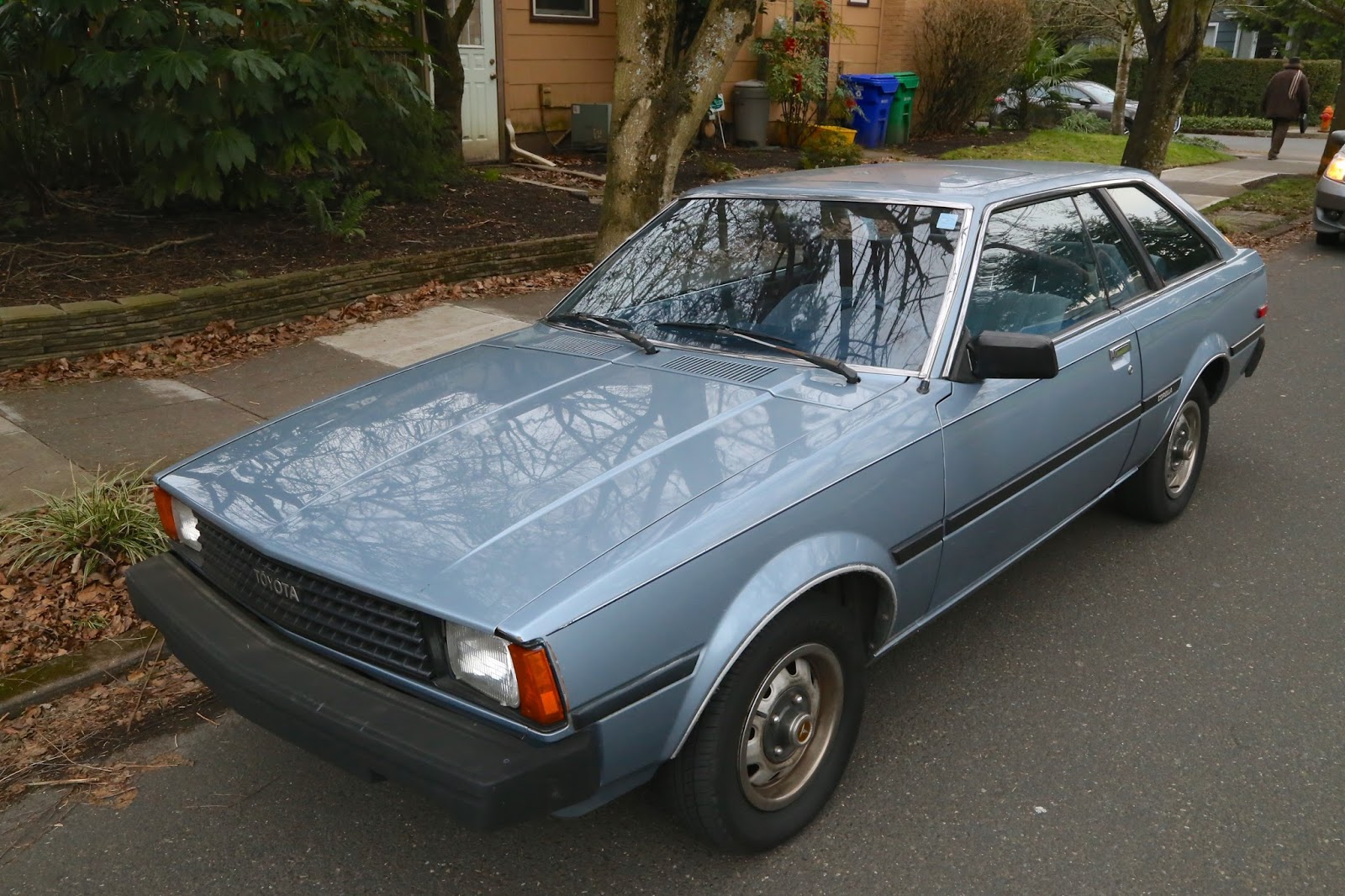 OLD PARKED CARS.: 1982 Toyota Corolla Liftback.