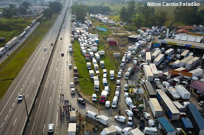 Trecho interditado por caminhoneiros. Manifestação impede a entrega de alimentos, combustível e medicamentos em várias cidades brasileiras. Foto: Nilton Cardin/Estadão. greve dos caminhoneiros, paralização dos caminhoneiros, interdição, caminhoneiros, paralização, desabastecimento, cidades, caos urbano, meio ambiente, natureza, sistemas urbanos, sistemas naturais, recursos naturais