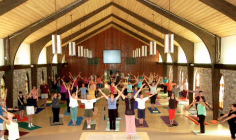 Practicando yoga en iglesia