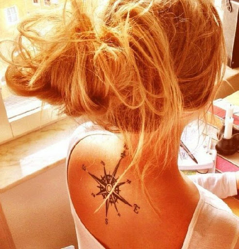 Uma bússola Náutica tattoo atrás do pescoço, olhar fresco bela
