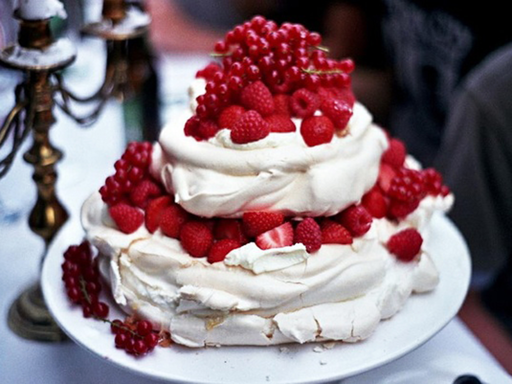 Можно кормящим торт. Летний торт. Торт с малиной. Торт с малиновым вареньем. Свадебный торт с ягодами.