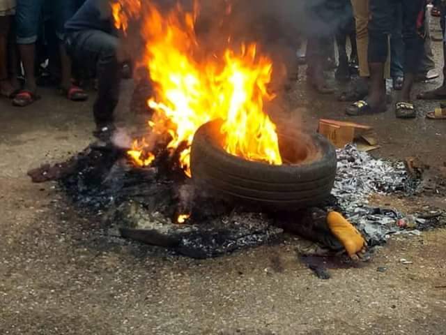 Jungle justice:Angry youths set ablaze motorcycle thief in Cross River State