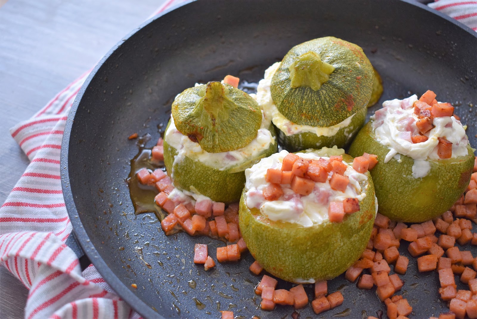 Zucchina a bombetta ripiena di formaggio e prosciutto cotto I Viaggi