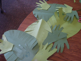 Forty Days of Crafts: Construction Paper Palm Leaves – Eerdlings
