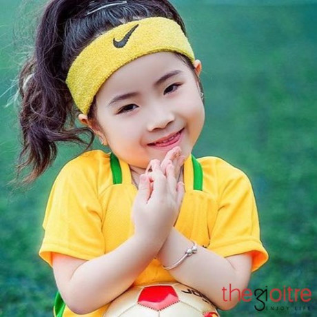 Co be San San dang yeu trong trang phuc cau thu Brazil - Anh 9