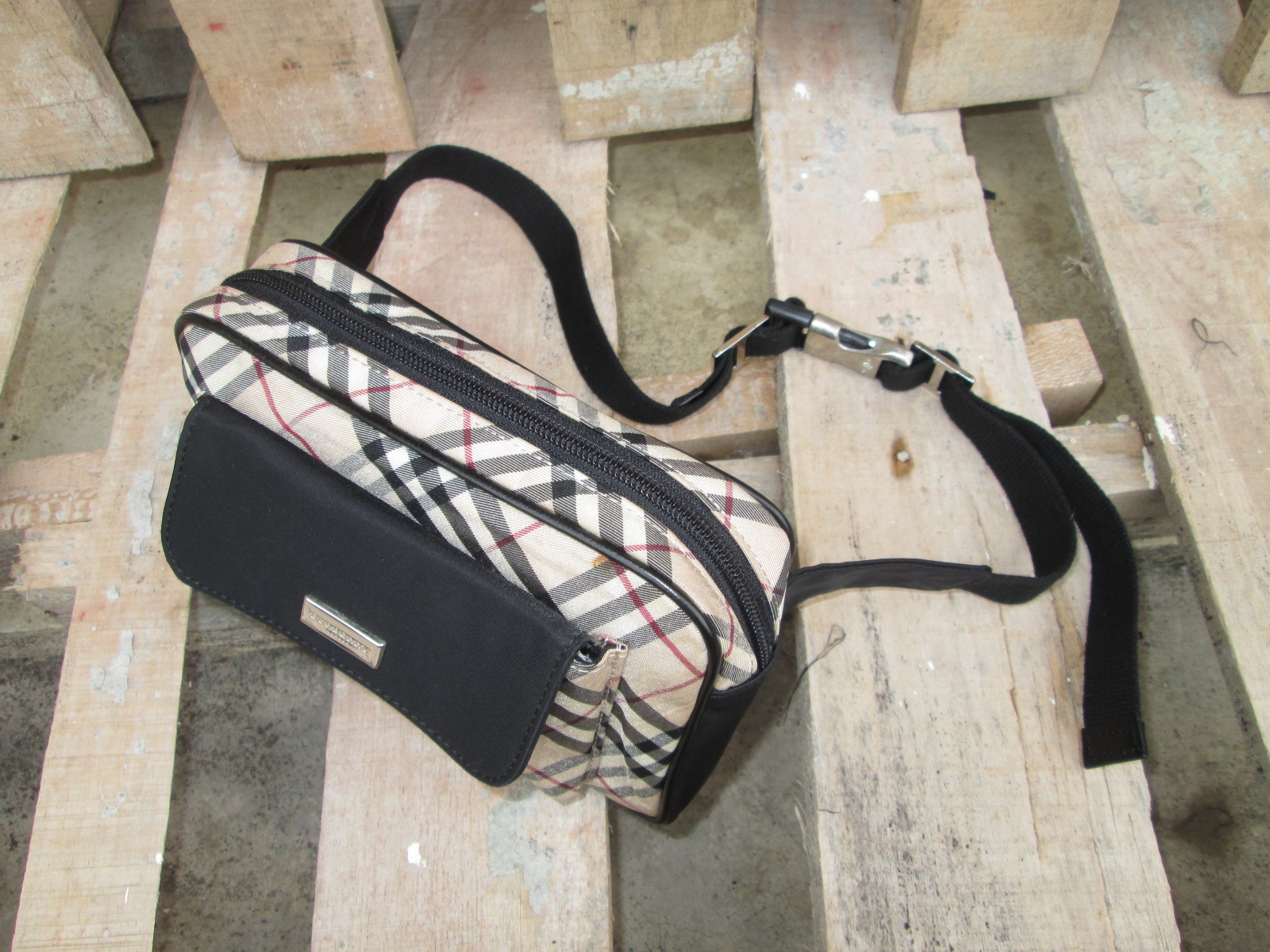 d0rayakEEbaG Authentic BURBERRY London Nova Check Waist Bag(SOLD)