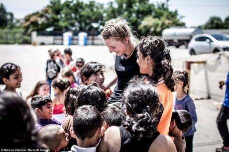 Dang sau hang day thep gai trai ti nan, van ngoi sang nhung anh mat tre tho an yen, hanh phuc - Anh 6