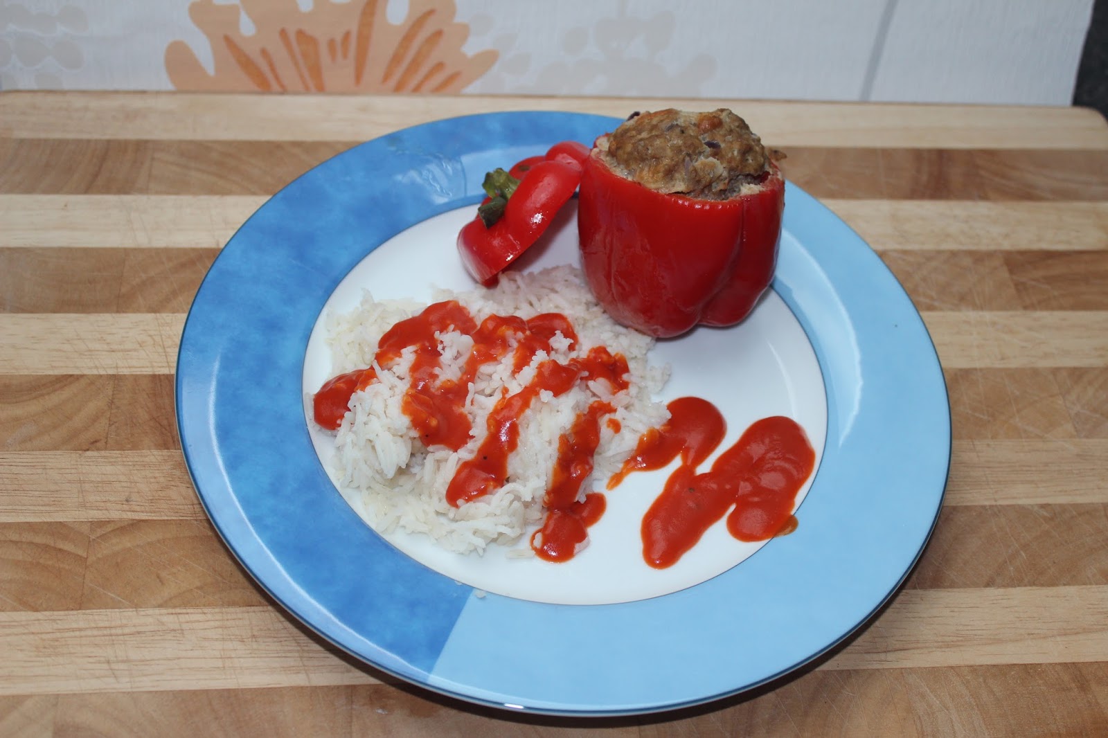 Sauers Küchenzauber: Gefüllte Paprika mit Reis und Tomatensoße ...