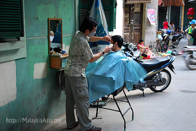 Hanoi street barbers
