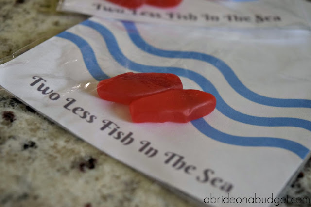 This DIY Two Less Fish In The Sea treat is a tasty -- and simple -- wedding favor idea from www.abrideonabudget.com. Plus, it comes with a FREE printable so you can make it too!
