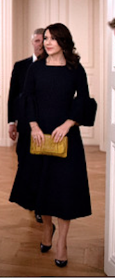 Robe Roksanda / escarpins Prada / pochette Carlend Copenhagen