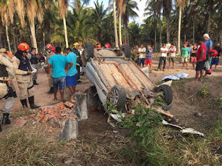 Motorista morre e passageiros ficam feridos após capotagem na Paraíba