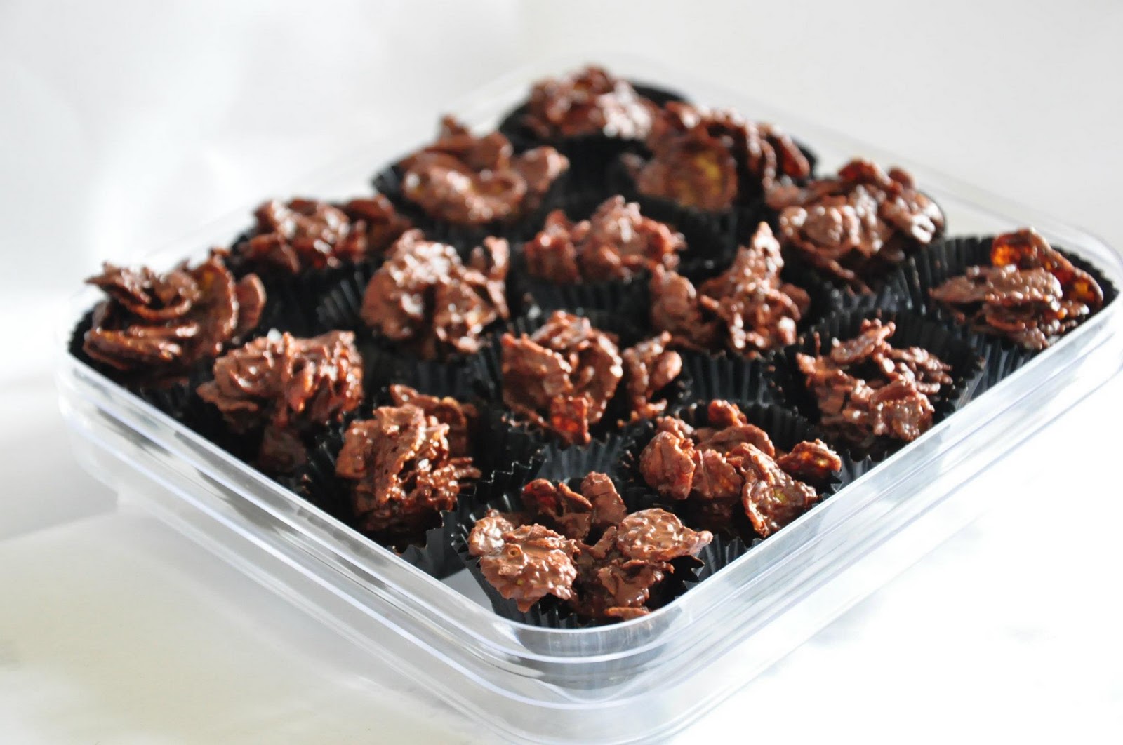100 Chocolates Delicious Crunchy Dark Chocolate and Milk Chocolate Corn Flakes Promotion is