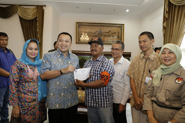 Komisioner KPU Lampung Lakukan Coklit di Rumah Dinas Gubernur M.Ridho Ficardo Komisioner KPU Lampung Lakukan Coklit di Rumah Dinas Gubernur M.Ridho Ficardo