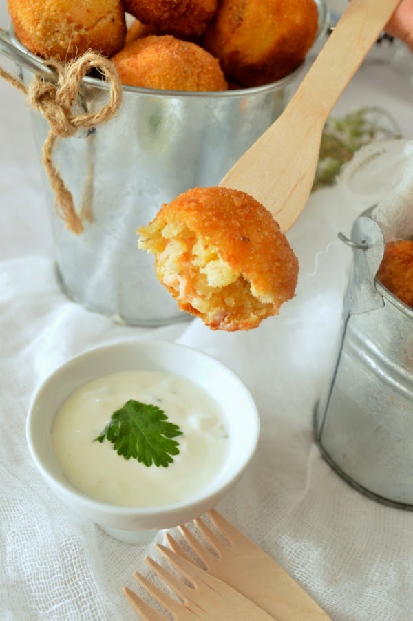 Croquetas de patata y salmón con salsa de yogur
