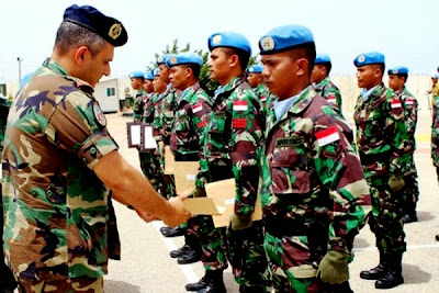 Pasukan Garuda TNI menerima penghargaan. Prokimal Online Kotabumi Lampung Utara