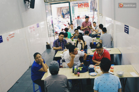 Thay vi mat cong liet ke mon, ai den quan cung goi mot 'suat bun cha Obama' - Anh 3