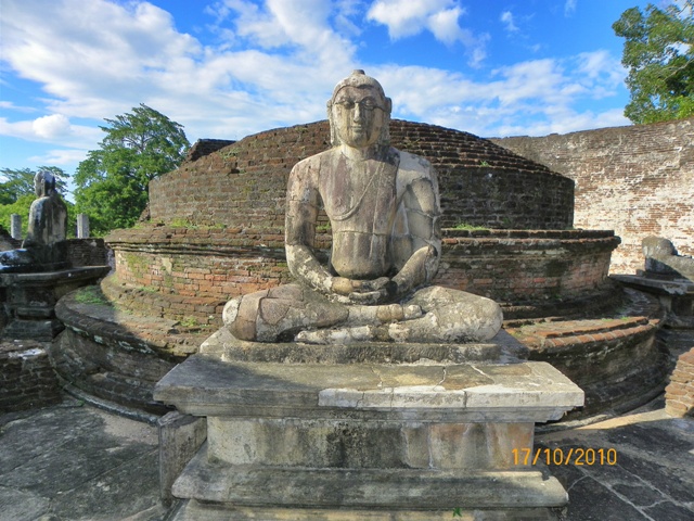 Figura de Buda en el Vatadage