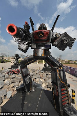  Gambar  Robot Transformers Dipamer di Taman