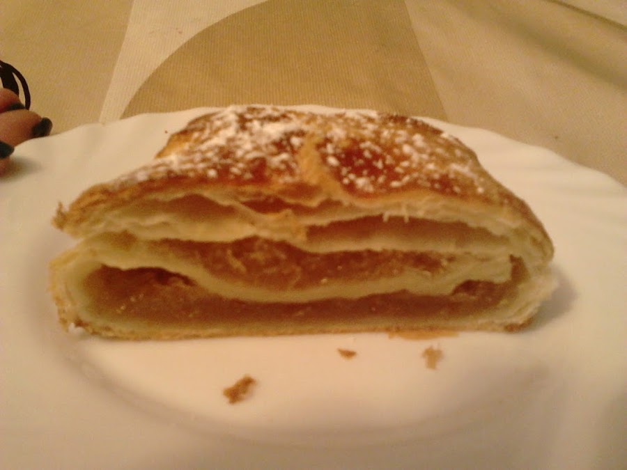 Presentación de un trozo de hojaldre relleno de cabello de ángel